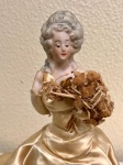 Linda escultura em porcelana de dama com vestido em cetim dourado! mede: 23 x 11 cm.