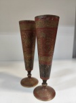 Par de  taças em  bronze indiano muito trabalhadas. Mede: 21 cm.