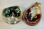 Lindo par de cinzeiros antigos individuais em vidro padrão veneziano na cor cor verde e vermelho, e detalhes em flores e dourado. mede verde 9 cm - vermelho 10 cm.