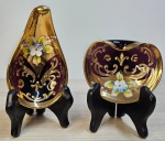 Lindo par de cinzeiros antigos em vidro padrão veneziano na cor cor vinho com detalhes em floral e dourado em relevo. Mede o redondo 2,5x8 e gota 4x10.