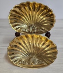 Par de saboneteira em metal dourado no formato de concha. Medem: 4x14 cm. (suporte não incluso).