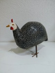 Galinha de angola em madeira com pescoço baixo com pés de ferro. Mede: 27 cm - (VE55)