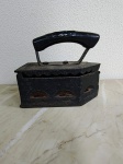 Ferro de brasa de passar roupa marca Fama cor preto e cabo de madeira- (VE74)