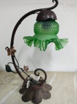 Luminária de mesa de ferro forjado e vidro fosco verde- (VE77)