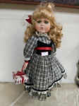 Boneca de porcelana médiovestido longo xadrez preto e branco com pacote quadrado c/ base- (VE115)