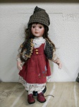 Boneca de porcelana médio vestido longo vinho casaco marrom xadrez cabelos castanhos com trança- (VE116)