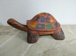 tartaruga de madeira com casco pintado- Mede: 29 cm  (VE145)