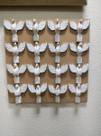 Quadros com Divino Espírito Santo pintado de branco com 4 fileiras com 16 divinos- (VE185)