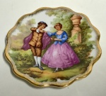 Lindo mini  pratinho porta joias em porcelana com cenário de casal apaixonado. Mede: 1,5 x 10 cm.