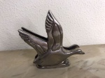 Antigo porta guardanapo no formato de cisne em metal prateado. Mede: 10cm de altura x 9,5cm de comprimento.