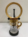 Linda xícara de vidro com rico detalhe em ouro , mede a xícara 8 x 4,5 e pires 11,5 x 11,5 cm.  Suporte não incluso