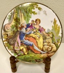 Antigo Mini  prato porta joias em porcelana com lindo cenário de casal no campo, com borda dourada. Mede: 15cm.