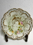 Lindo, antigo e raro prato em porcelana na cor branca com rico acabamento e detalhes em dourado. Mede: 2,5 x 24 cm. Suporte não incluso.