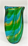 Vaso em vidro Murano Italiano,  composição de cores em verde, azul e amarelo assinado na base e datado na base 1999. Mede 26x14 cm