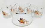 Conjunto de jarra e 5 copos em vidro, decorado com faisões e delicados detalhes em filetes dourados. Peças de estilo clássico e elegante,  Jarra : 12  7 cm e Copos: 8  7 cm.