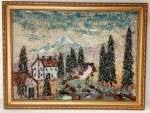 Quadro paisagístico, confeccionado com pedras e minerais naturais, retratando casas, montanhas, árvores e vegetação. Composição rica em texturas e cores, emoldurada em moldura dourada trabalhada. Peça decorativa de estilo rústico e clássico.Dimensões: 30  40 cm.