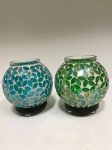 Lindo par de vaso em vidro com pequenos vidros em mosaico na cor verde e azul. Medem 13,5 x 10 cm.