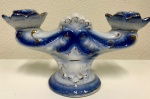 Belíssimo castiçal em porcelana branca com detalhes me azul e dourado, Mede: 12 x 21 cm.