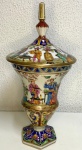 Belo potiche  chines em porcelana com tampa, todo trabalhando com representação chinesas , fundo branco com dourado. Mede: 33,5 x 17 cm .