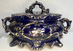 Linda compoteira em porcelana na cor azul com detalhes em dourado, com bicados. Mede: 20 x 33 cm.