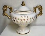 Magnífica e grande ânfora em porcelana branca  com tampa e alças douradas e desenhos de botoes de rosas. Mede: 32 x 39 cm.
