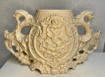 Vaso de  mesa grande em porcelana européia na cor Bege representando animais antropomórficos nas alças . Mede: 24,5 x 40 cm.