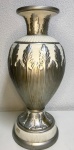 Vaso grande em porcelana branca com detalhes na cor prateado. Marcas do tempo . Mede: 35 x 19 cm.