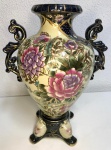 vaso chines cor (azul-creme) com representação de rosas filetado em dourado. Mede: 29,5 x 21 cm.