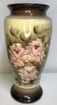 Vaso em porcelana pintado a mão com cenas florais . Sem assinatura . Mede: 30 cm