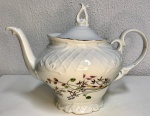 Lindo bule em porcelana branca da marca SCHMIDT, com detalhes florais e bordas fitadas em dourado. Mede: 21 x 28 cm. (com bicado na borda)