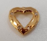Pingente em OURO  18k com diamante (4 brilhantes). Pesa: 0,51 g