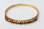 Meia aliança em OURO  18k com 5 brilhantes e 5 rubis. Pesa: 0,68 g. Aro : 19