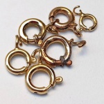 Seis fechos de jóias  em OURO 18k. Pesa: 1,38 g 
