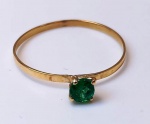 Solitário em OURO 18k .  Com pedra de Esmeralda . Peso: 0,56. Aro: 16