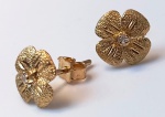 Par de Brincos em formato de flor em OURO  18k com brilhante central . Pesa: 0,93 g