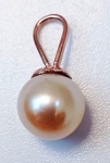 Pingente de OURO 14k rosa com pérola. Pesa: 0,96 g