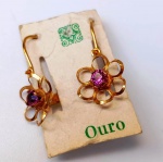 Antigo Par de Brinco em OURO BAIXO em formato flor com pedrinhas lilás