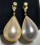 Par de Brincos pingente com madre pérola em formato gota armado em ouro 18k com 4 brilhantes - 8,3 g (total) - (COD. 48)