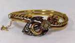 Antiga pulseira em Ouro 18K com aprox. 50 diamantes incrustados - Falta a pedra central -baixa lapidação - Mede: 6 cm ( fehada) - 23,7 g
