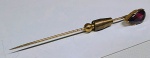 Antigo Alfinete de OURO 18K com pedra de Rubi - Pesa : 1,5g Ouro - Fecho não é OURO .
