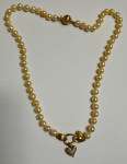 Lindo Colar em pérola com OURO 18K com coração cravejado de brilhantes . Mede : 24 cm fechado