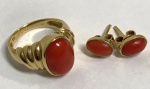 Conjunto anel e brincos formato cabochão com pedra ( possível coral ) . Brincos pesando 1g e anel com 4,5 g -  aro  15.