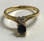 Anel em OURO 18K com safira e 3 brilhantes . Pesa: 2g - Aro: 17