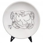 PABLO PICASSO - ANTIGO PRATINHO DE COLEÇÃO EM PORCELANA - REPRODUÇÃO COM IMPRESSÃO. DATADO DE 1997. FOI COLOCADO ARAME COM MASSA PARA PENDURAR NA PAREDE. MEDINDO 12 CM