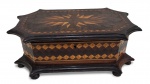 BELÍSSIMA CAIXA PORTA JÓIAS EXECUTADA EM MADEIRA NOBRE RICAMENTE DECORADA COM MARCHETARIA APOIADA SOBRE OITO PÉS (AUSÊNCIA DE UM DOS PÉS). TEM FECHADURA PORÉM SEM A CHAVE. MEDINDON11 X 17.5 X 30 CM