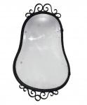 ANTIGO ESPELHOEM CRISTAL BISOTADO COM MOLDURA EM FERRO NA COR PRETA. MARCAS DE OXIDAÇÃO NA ESPELHAGEM. MEDINDO 55.5 X 34 CM