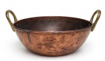 ANTIGO TACHO DE COBRE COM ALÇAS EM BRONZE. CAPACIDADE 15 LITROS. MEDINDO 21 X 42.5 X 51 CM