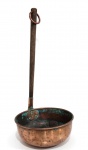 ANTIGA CONCHA EM COBRE COM PEGA EM MADEIRA NOBRE. MEDINDO 50 X 21 X 23 CM