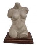 ANTIGA ESCULTURA REPRESENTANDO TORSO FEMININO. MEDINDO 16 X 8 X 12.5 CM