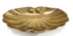 ANTIGA SABONETEIRA EM BRONZE NO FORMATO DE CONCHA. MEDINDO 4 X 12 X 16.5 CM